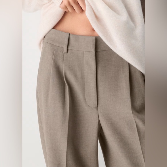 Aritzia Pants - Aritzia The Effortless Pant™ - (Re)ssential Elegant Tan Wide Leg Trousers Sz 0